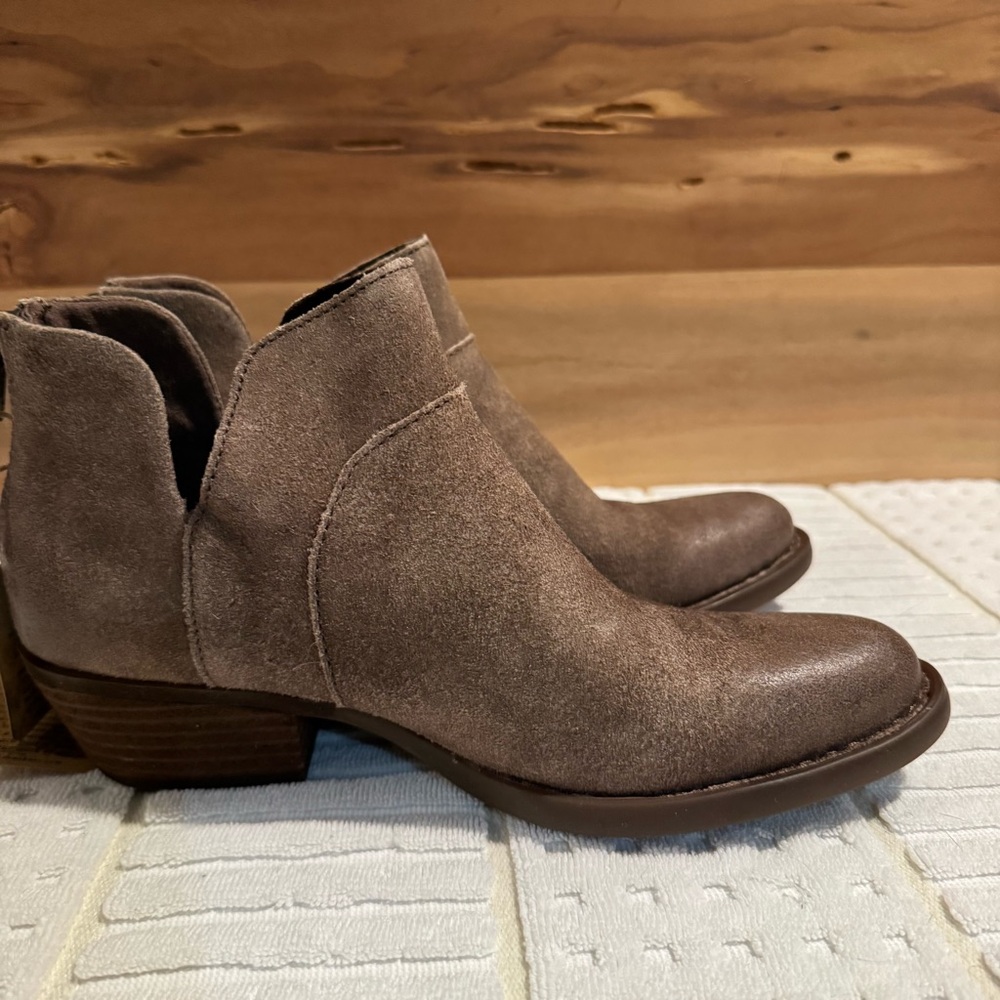 Born KERRI Bootie.  Taupe Distressed
Size 6.5.  NWT